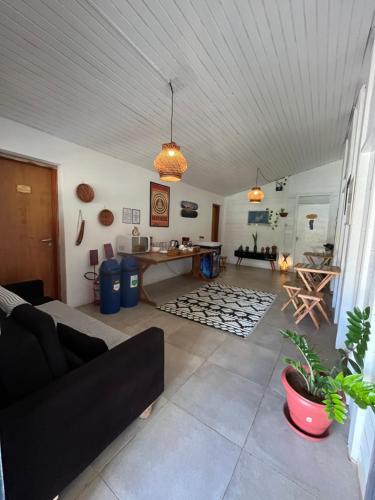 ein Wohnzimmer mit einem Sofa und einem Tisch in der Unterkunft Maré suites in Fernando de Noronha