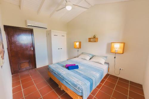 - une chambre avec un lit et une couette bleue dans l'établissement Villa Topzicht - Sunshine, à Willemstad
