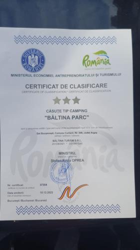 Un certificado, premio, letrero u otro documento en Baltina Parc Transfagarasan