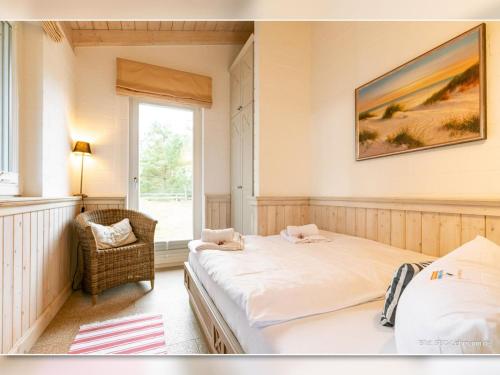 1 dormitorio con 2 camas y ventana en Strandhaus Fischer en Prerow