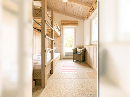 Pokój z łóżkiem piętrowym i schodami w obiekcie Strandhaus Fischer w Prerowie
