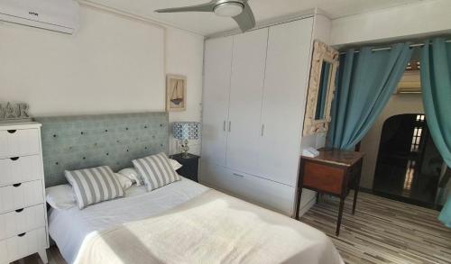 um quarto com uma cama, uma cómoda e uma secretária em Casa con embarcadero em Los Mártires