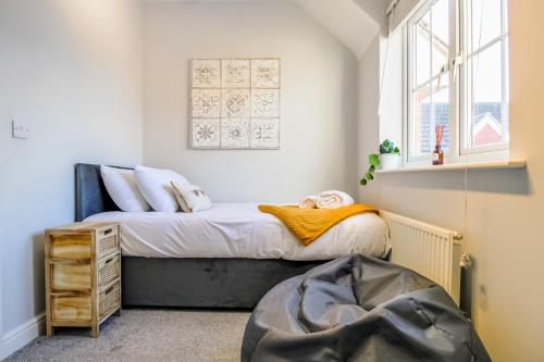Postel nebo postele na pokoji v ubytování Stylish 2 Bedroom Maisonette in Hatfield by HP Accommodation