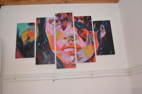 ポジャレヴァツにあるStudio Mini Luxの壁面の女性絵画
