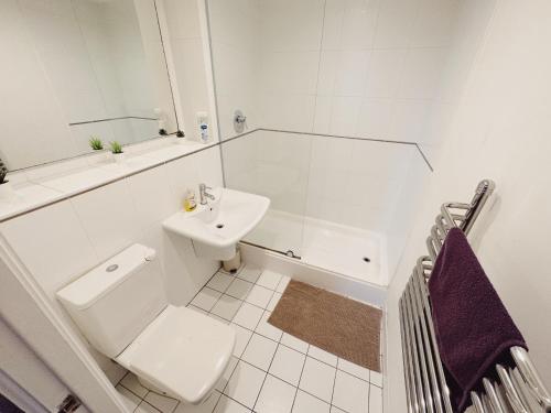 Ett badrum på City Centre Apartment - Sleeps 6 - Open Plan