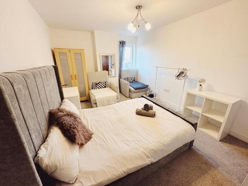 - une chambre avec un lit et un canapé dans l'établissement City Centre Apartment - Sleeps 6 - Open Plan, à Newcastle upon Tyne