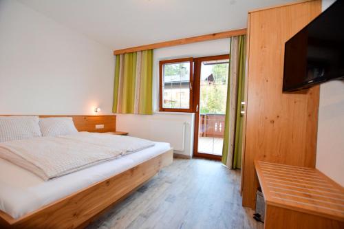 Una cama o camas en una habitación de Holzackerhof
