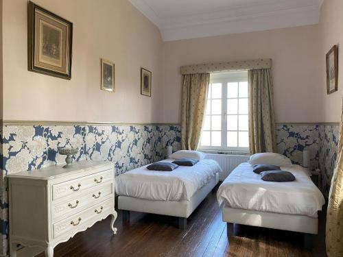 1 dormitorio con 2 camas, vestidor y ventana en Le Soyeureux Holiday Cottage Villa Spa, en Spa