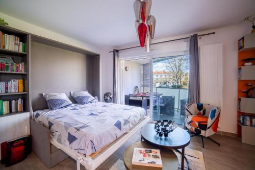 Postel nebo postele na pokoji v ubytování Lumineux avec terrasse au calme en hyper centre.