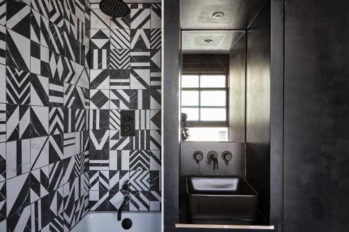 a bathroom with a sink and a mirror at Stylish flat central Brighton in Brighton & Hove