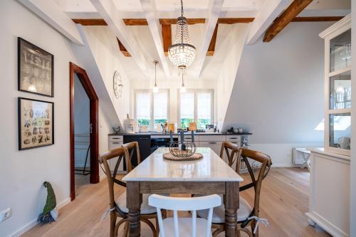 a kitchen and dining room with a table and chairs at Altes Tagelöhner Haus - Whg 1 in Pudagla