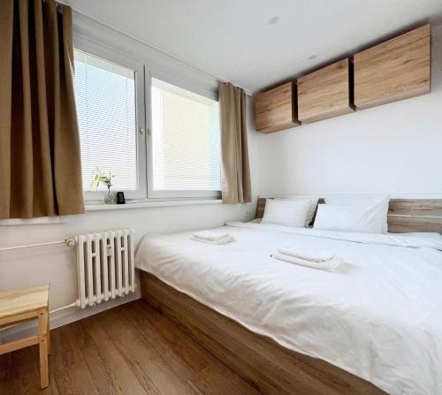 A bed or beds in a room at Elegant Escape apartment III - free parking, easy access to City Center