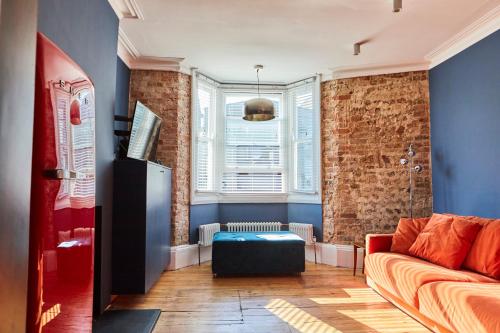 a living room with a couch and a window at Stylish flat central Brighton in Brighton & Hove