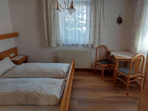 圖克斯的住宿－Reinprecht，一间卧室配有一张床、一张桌子和一张桌子