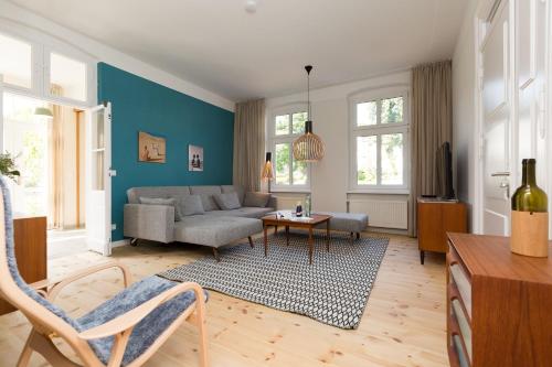 ein Wohnzimmer mit einem Sofa und einem Tisch in der Unterkunft Baltisches Haus, App. 02 in Heringsdorf