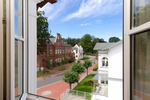 una ventana abierta con vistas a la calle en Baltisches Haus, App 05, en Heringsdorf