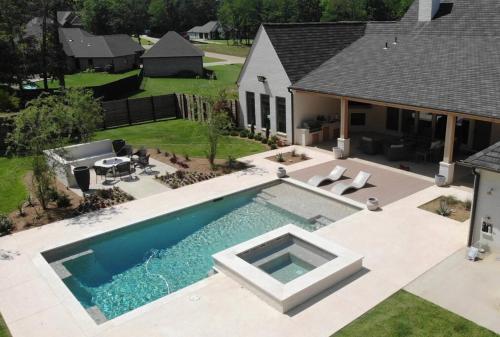 een uitzicht over een zwembad voor een huis bij Southern Lake – Luxury Home in Texarkana in Texarkana