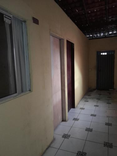 een lege kamer met een raam en een tegelvloer bij Família nunes in Barreirinhas