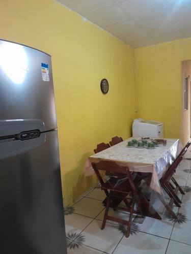 een keuken met een tafel en een koelkast bij Família nunes in Barreirinhas