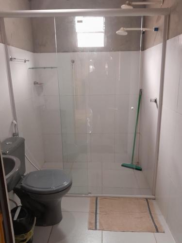 een badkamer met een toilet en een glazen douche bij Família nunes in Barreirinhas