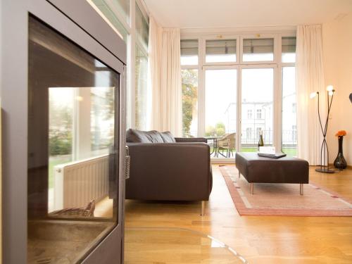 - un salon avec un canapé et une table dans l'établissement Das Autorenhaus App 05 Theodor Sto, à Ahlbeck