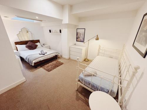 ニューカッスル・アポン・タインにあるNewcastle Quayside - Sleeps 8 - Central Location - Parking Space Includedのベッドルーム(ベッド1台、ベビーベッド1台付)