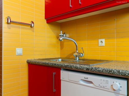cocina con fregadero y azulejos amarillos en B28 - Stylish Typical House, en Lagos