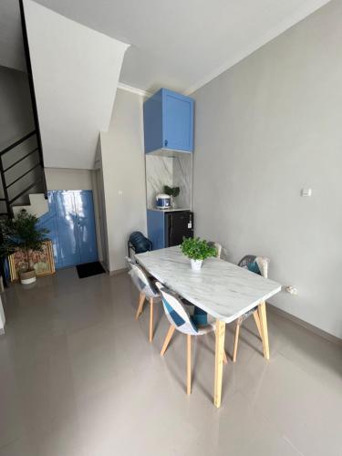 TlekungにあるVilla Kandara Batuの部屋の中にテーブルと椅子があるダイニングルーム