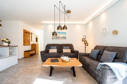 een woonkamer met een bank en een tafel bij Domizil Meerzeit App 6 in Ahlbeck
