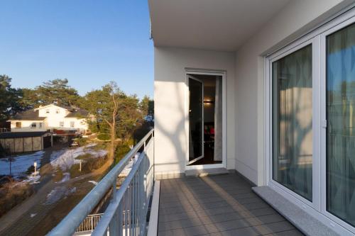 een balkon met uitzicht op een huis bij Duenenresidenz Heringsdorf App 14 in Bansin
