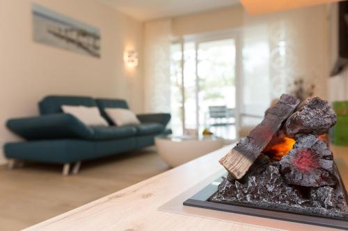 um bloco de carvão sentado numa mesa numa sala de estar em Duenenresidenz Heringsdorf App 09 em Bansin