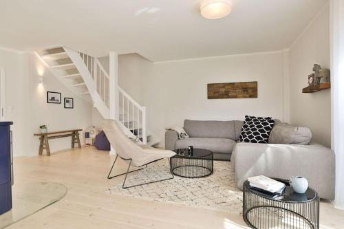 uma sala de estar com um sofá e uma escada em Ferienhaus Hygge Hus em Sellin