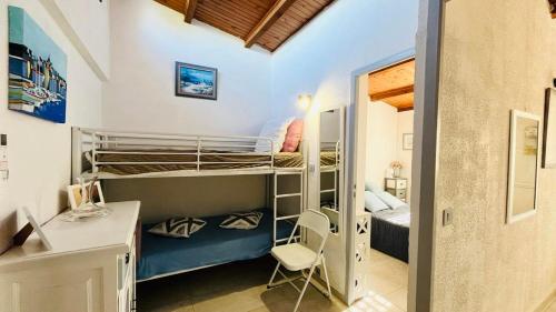 a small room with bunk beds and a desk at Appartement Boug 2 Lumio in Lumio