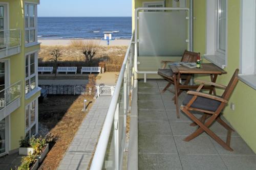 einen Balkon mit Tisch und Stühlen sowie Strand in der Unterkunft Dünenresidenz, App. B11 in Bansin