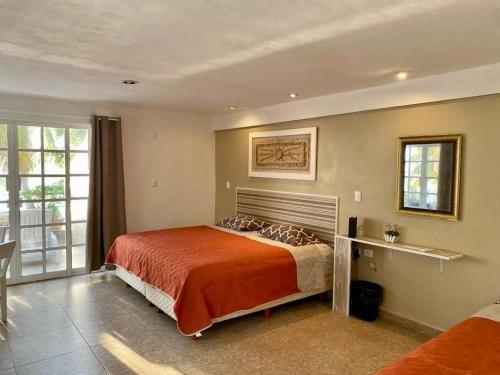 Un pat sau paturi într-o cameră la Skyline Suite