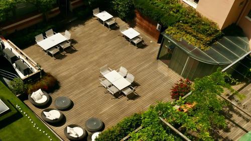 una vista aérea de un patio con mesas y sillas en Hotel Turin Barcelona, en Barcelona