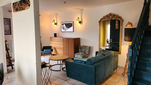 - un salon avec un canapé et une table dans l'établissement Villa Yollande, à Arcachon