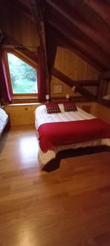 - une chambre avec 2 lits dans une chambre avec une fenêtre dans l'établissement Les balcons de Montvilliers, à Aime La Plagne