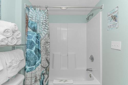 uma casa de banho com uma cortina de chuveiro e um WC em Modern and Fun! 3 Bedroom Suite With Indoor Waterpark and Slides! Sleeps 12! Dunes Village 338 em Myrtle Beach