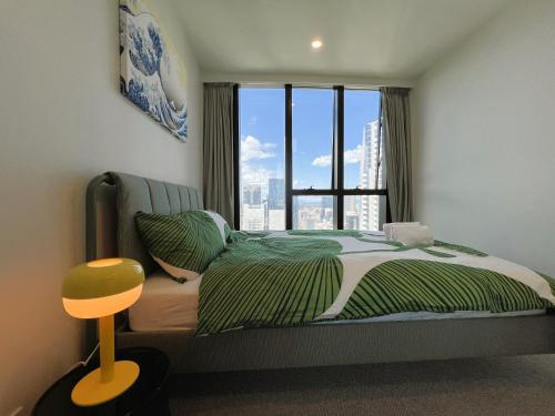 sypialnia z łóżkiem i dużym oknem w obiekcie 1 BRM 1 Study, Southern Cross, Garden View, Lvl 45 w Melbourne