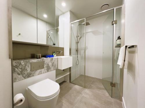 łazienka z toaletą i prysznicem w obiekcie 1 BRM 1 Study, Southern Cross, Garden View, Lvl 45 w Melbourne