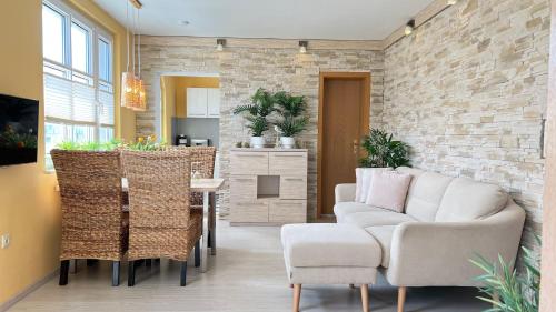 Villa Trautes Heim في آلبيك: غرفة معيشة مع أريكة وكراسي وطاولة