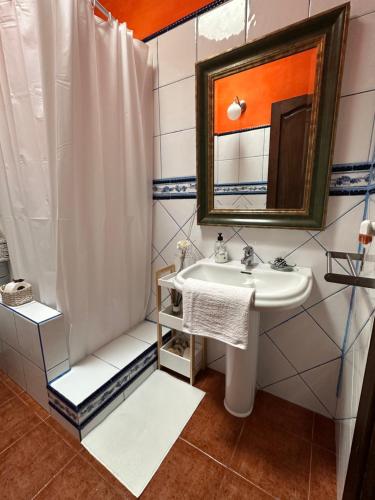 uma casa de banho com um lavatório e um espelho em Habitación Dache Lanzarote em Tías