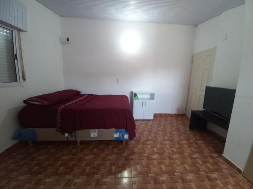 福尔摩沙CONFORT ALOJAMIENTO的一间设有床铺和电视的房间