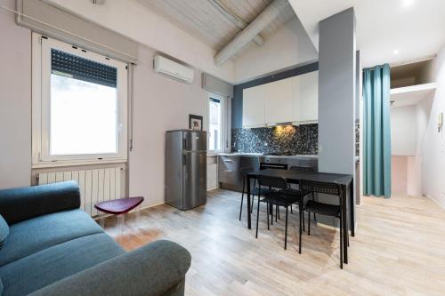 維洛納的住宿－Residenza Cantarane，客厅配有蓝色的沙发和桌子