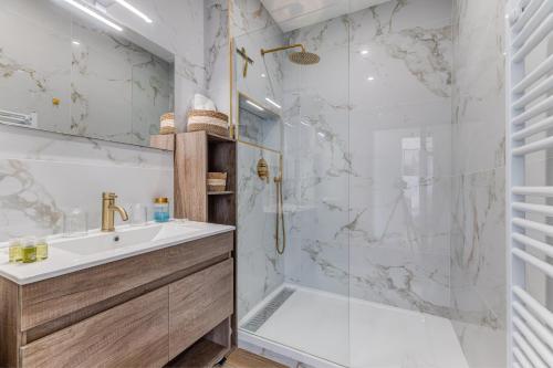 une salle de bain avec douche et lavabo dans l'établissement Les Grands Cèdres - Wifi, AC, Parking, à Nice