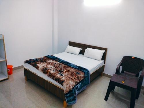 En eller flere senge i et værelse på Hotel Rajput