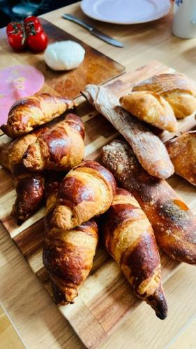 レムシャイトにあるHotel Berliner Hofの木板の上の一束