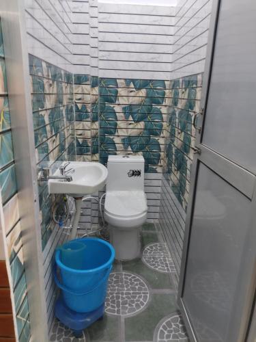łazienka z toaletą i umywalką w obiekcie Hotel Rajput w mieście Bahādrābād