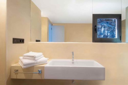 łazienka z białą umywalką i lustrem w obiekcie Salobre Villas w mieście Salobre